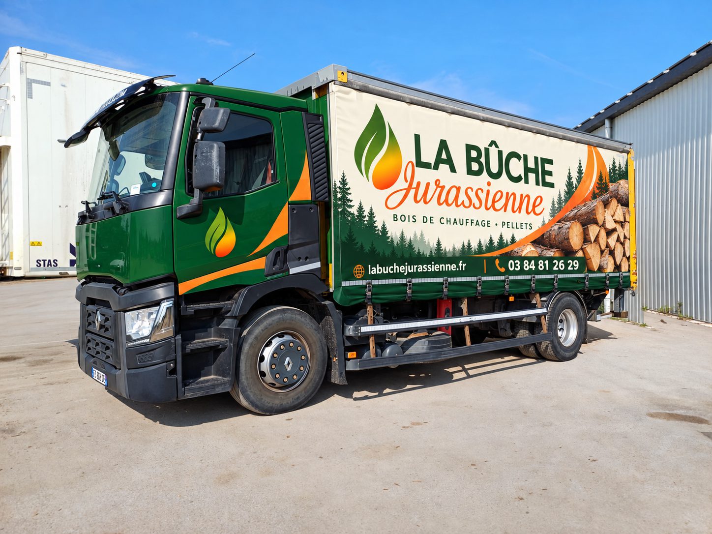 Camion de livraison La Bûche Jurassienne, bois de chauffage et pellets